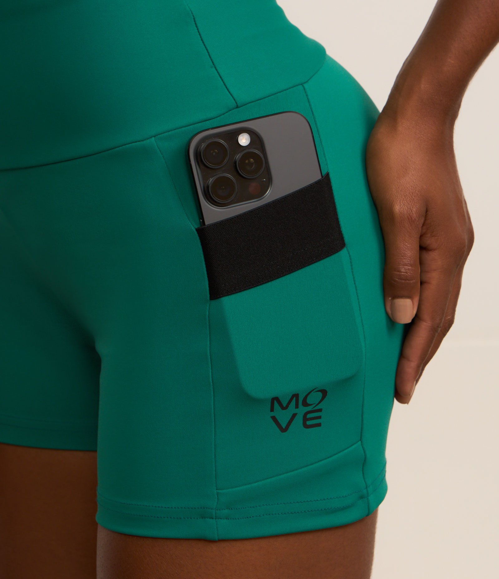 Bermuda em Microfibra com Bolso Verde 4