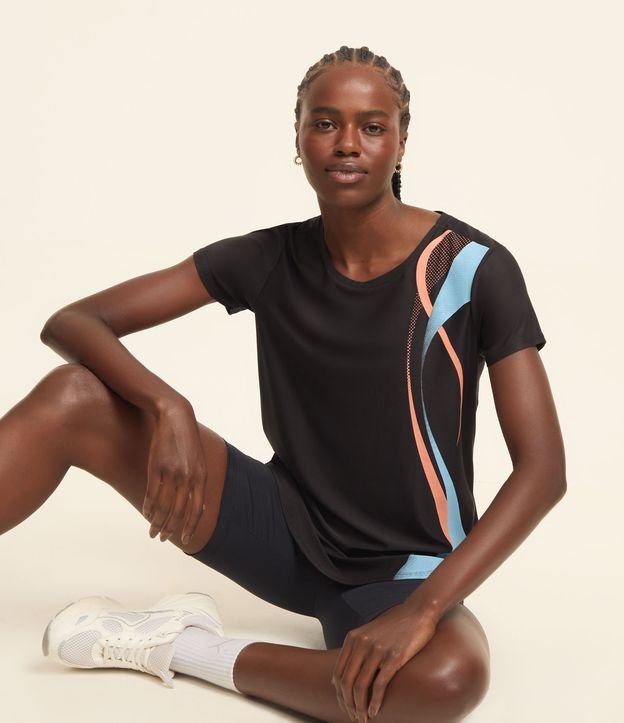 Camiseta Esportiva Alongada com Estampa de Ondas