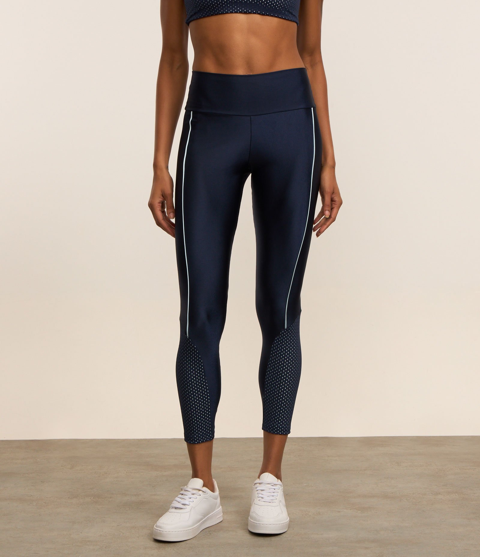 Calça Legging Esportiva em Microfibra com Detalhe em Tela Azul 2