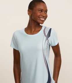 Camiseta Esportiva Alongada com Estampa de Ondas