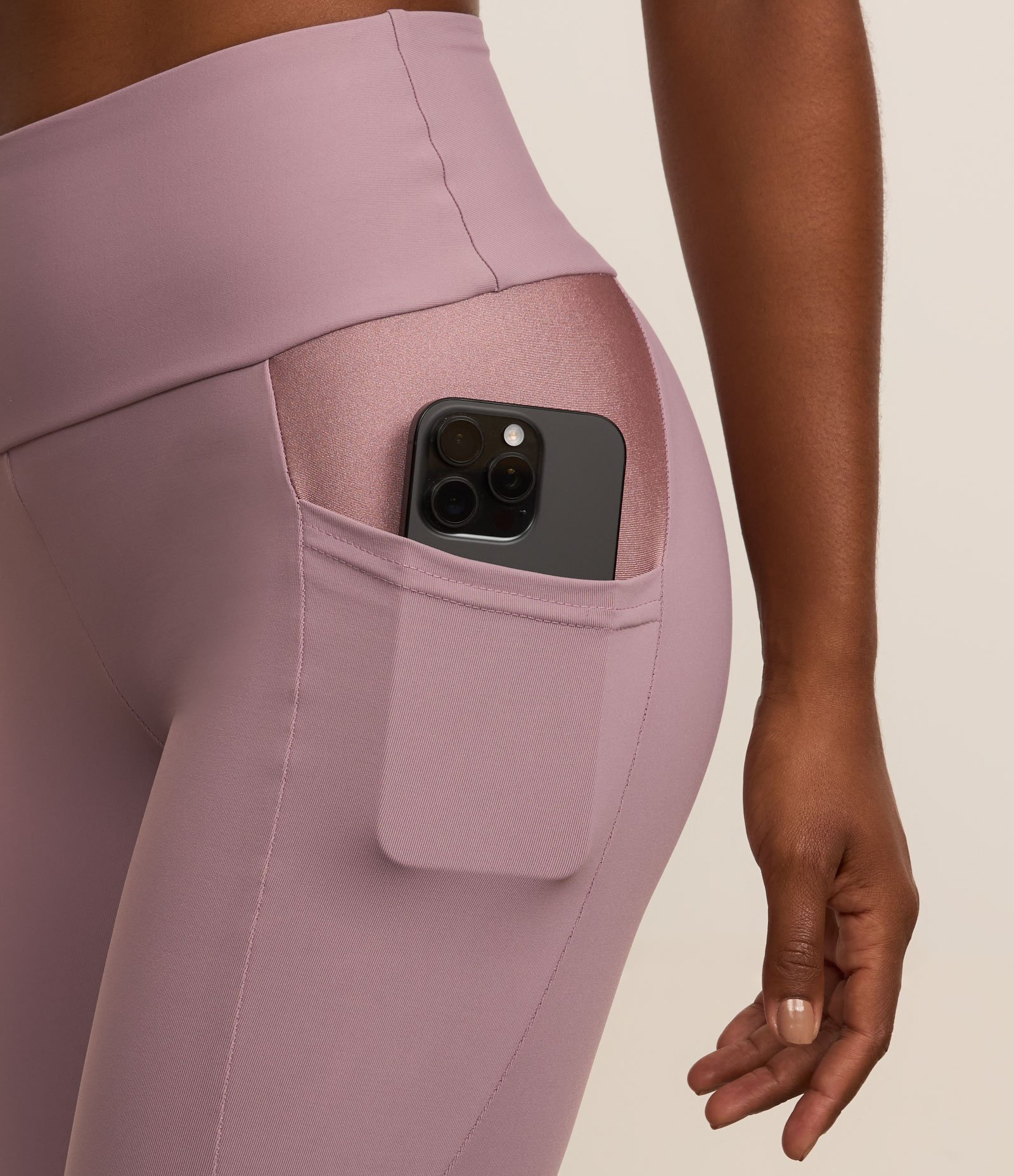 Calça Legging em Microfibra com Recortes em Brilho Roxo 4