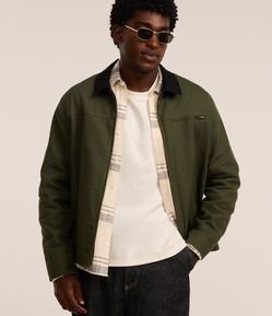 Jaqueta Trucker em Sarja com Textura e Bolsos