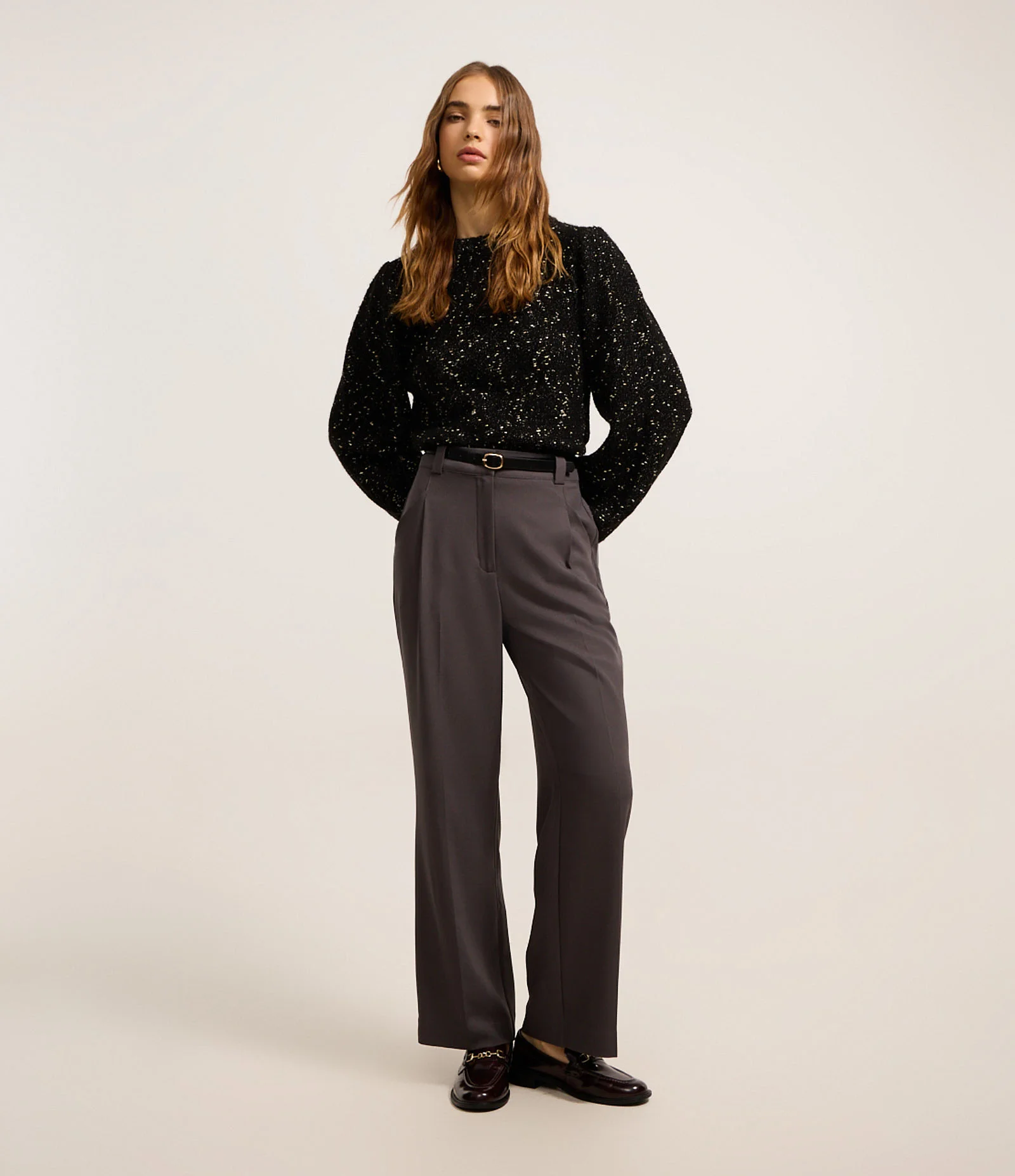 Calca Wide Leg Alfaiatada com Pregas e Cinto Afivelado Cinza 1