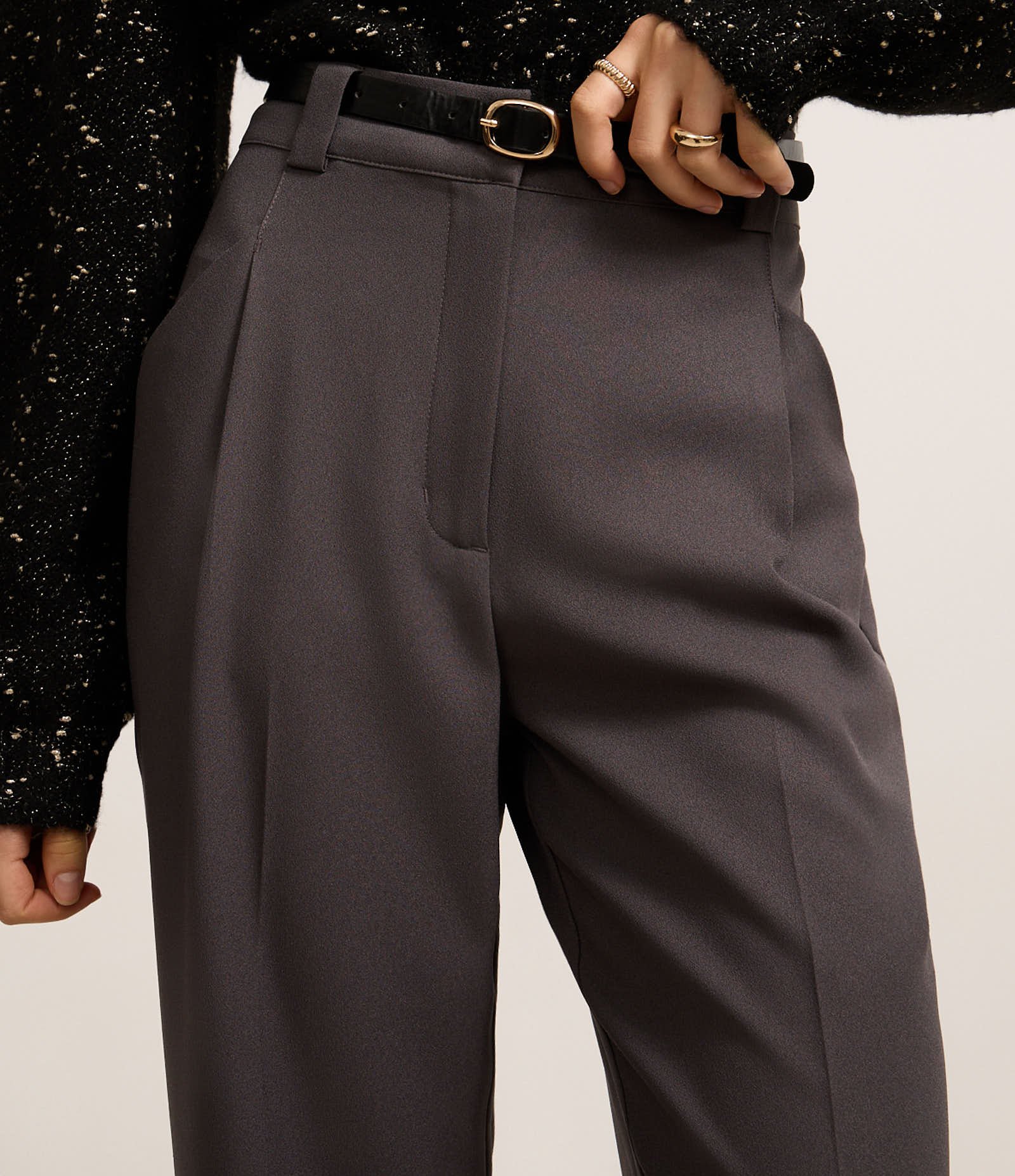 Calca Wide Leg Alfaiatada com Pregas e Cinto Afivelado Cinza 4