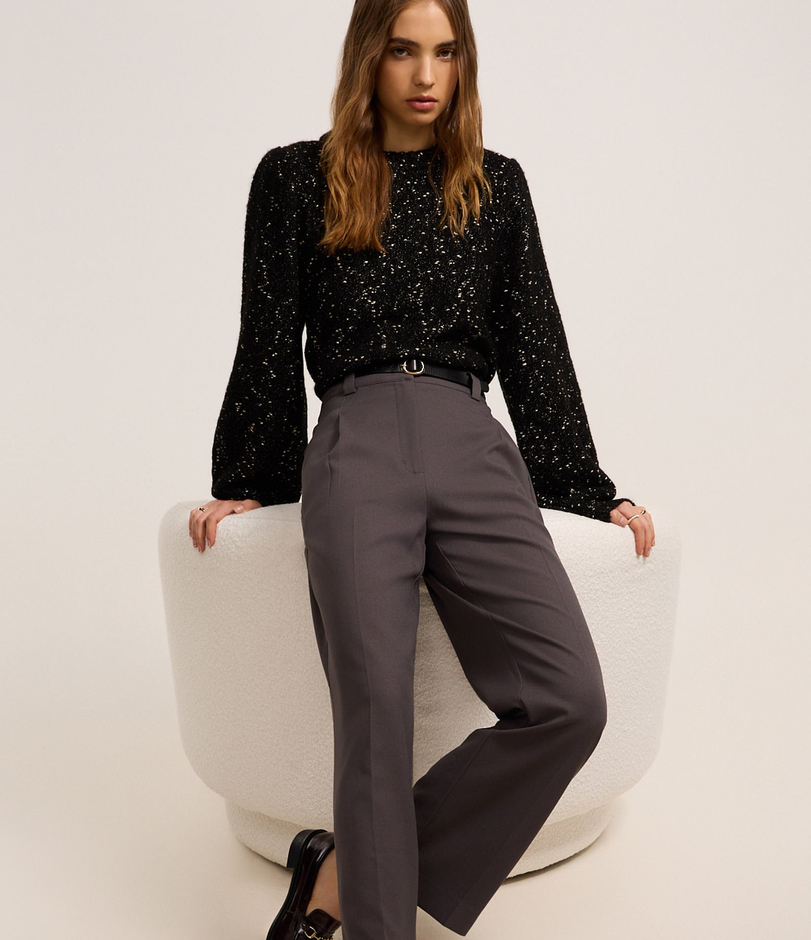 Calca Wide Leg Alfaiatada com Pregas e Cinto Afivelado Cinza 5