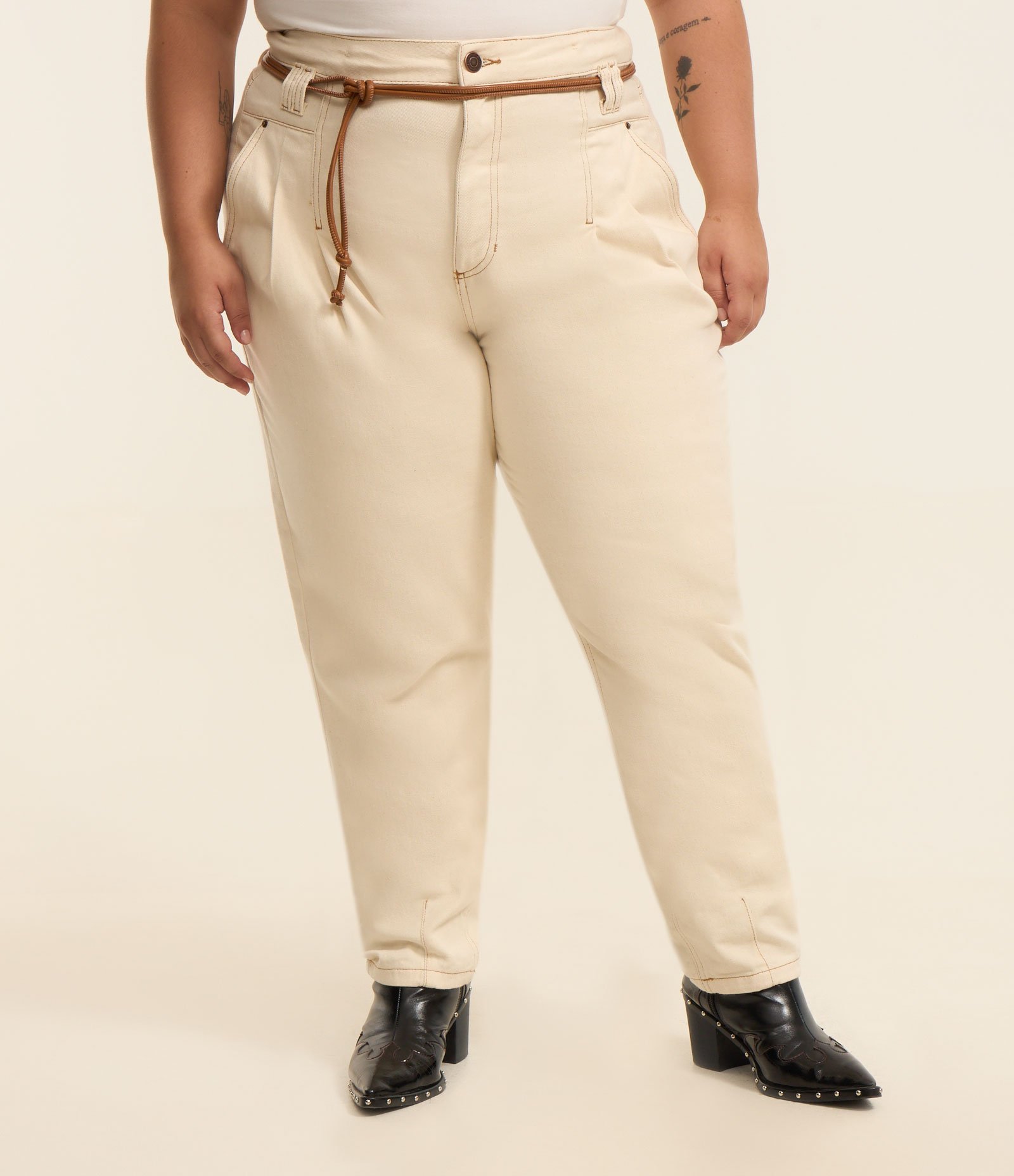 Calça Cenoura Sarja com Bolso Faca e Cinto Curve & Plus Size Bege 1