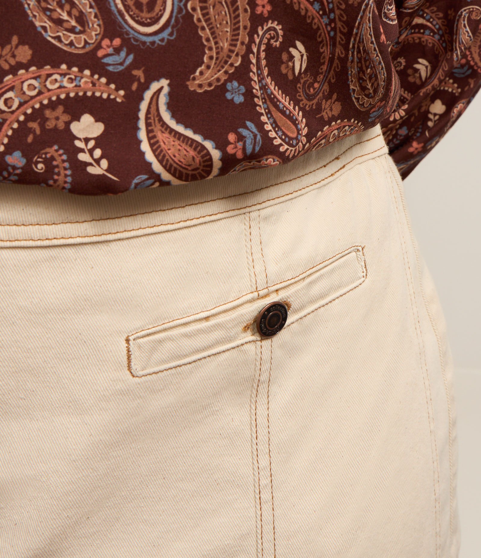 Short Saia em Sarja com Bolso Embutido Curve & Plus Size Bege 4
