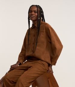 Camisa em Suede com Bolsos e Botões Frontais