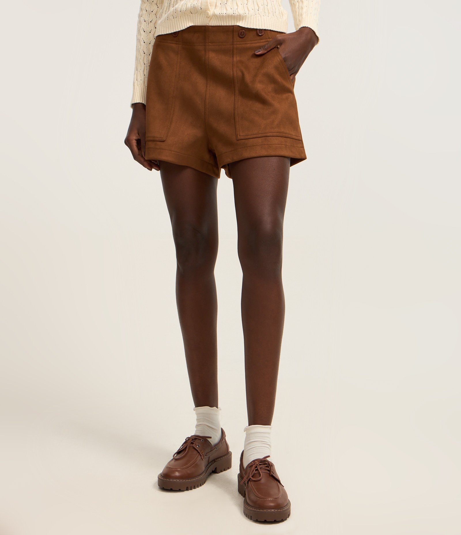 Short Regular em Suede com Botões Aplicados e Cintura Alta Marrom 3