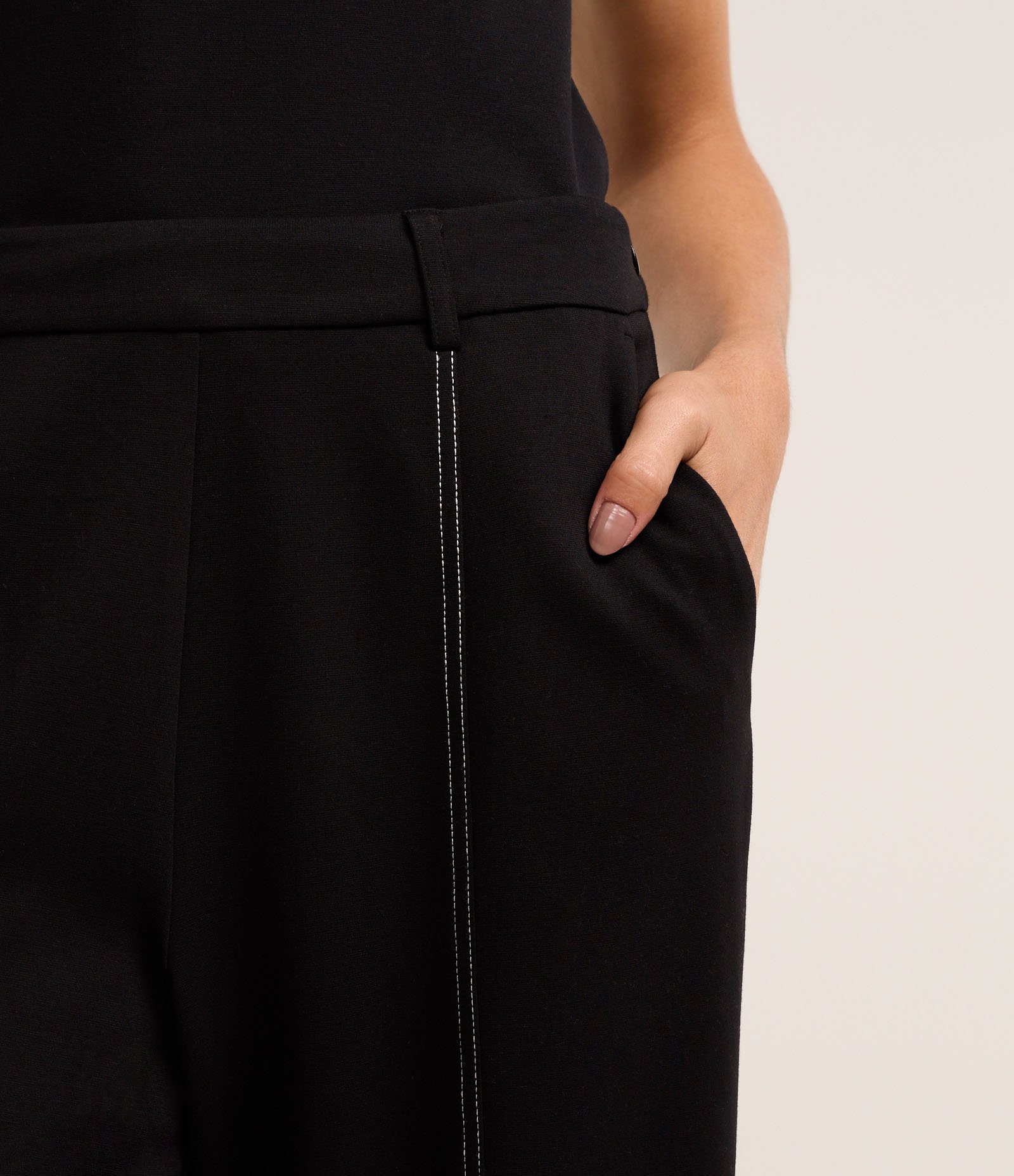 Calça Reta Cintura Alta em Ponto Roma com Costura Aparente Preto 4