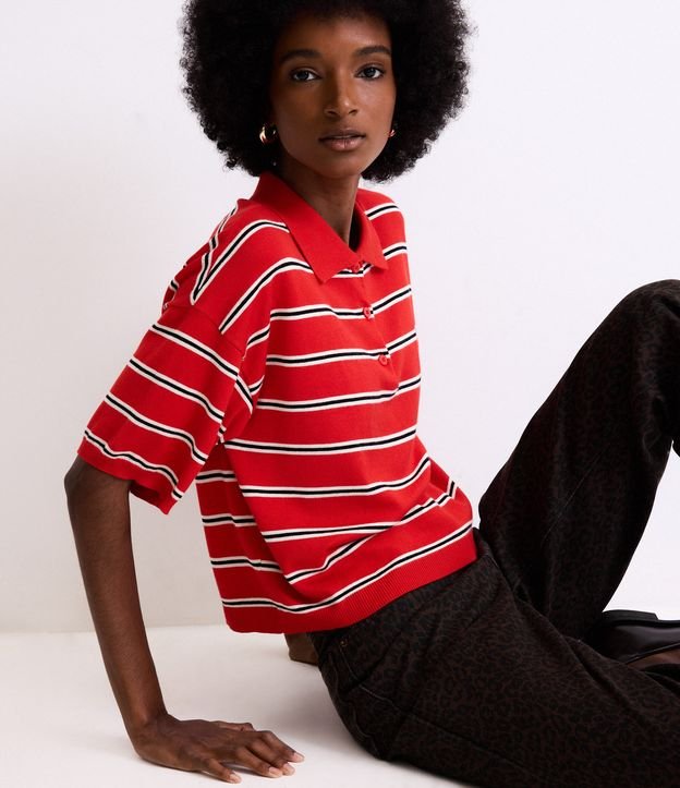 Blusa Pólo em Tricô com Abotoamento e Estampa Listrada