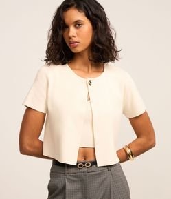 Blusa em Tricô com Fechamento na Gola