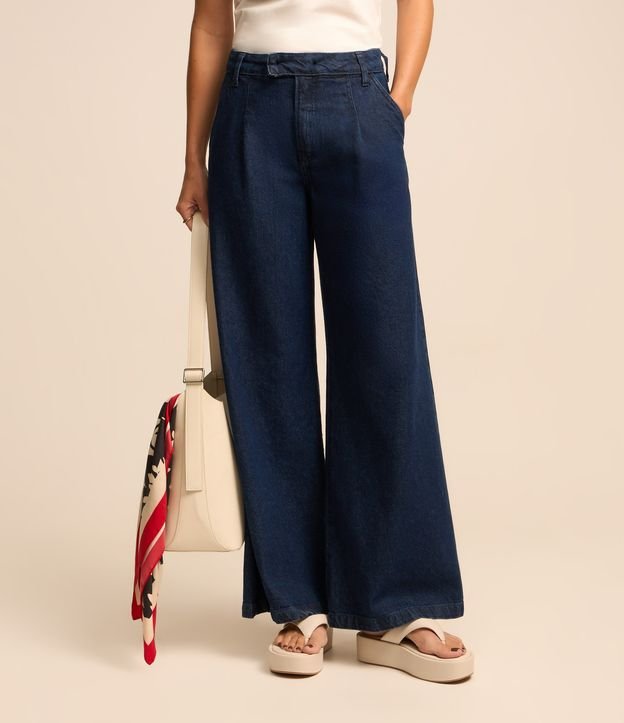 Calça Wide Leg em Jeans com Transpasse no Cós e Pregas