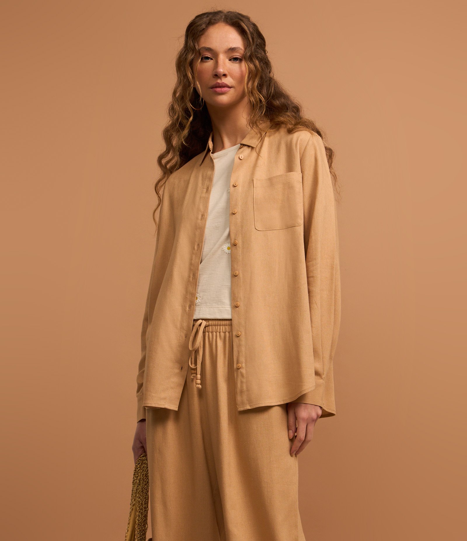 Camisa Alongada Básica em Viscose e Linho Bege 1