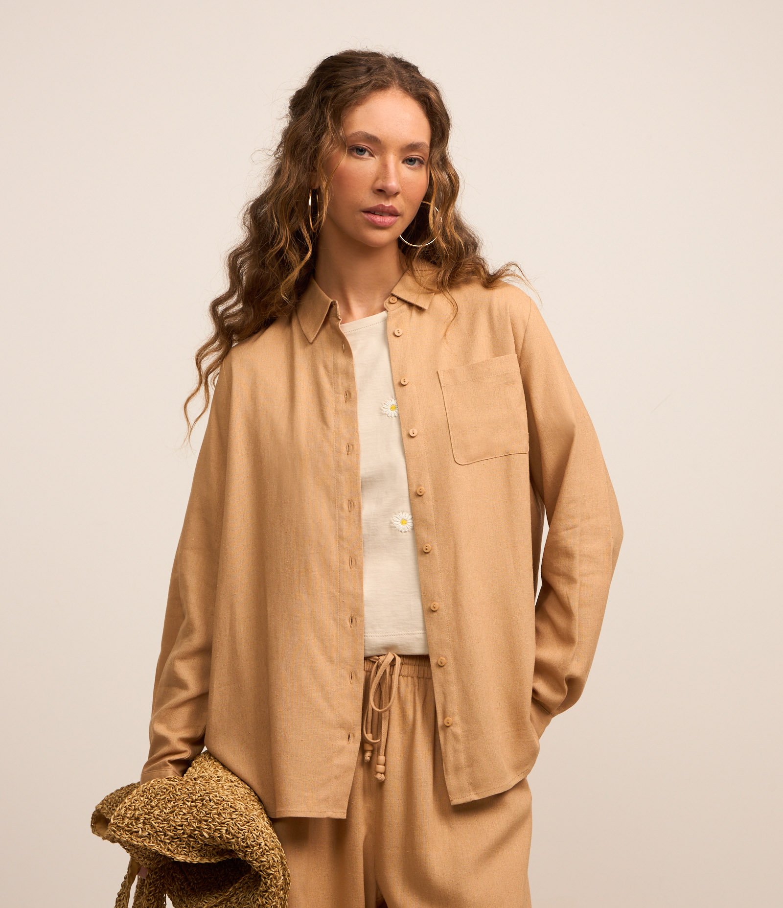Camisa Alongada Básica em Viscose e Linho Bege 2