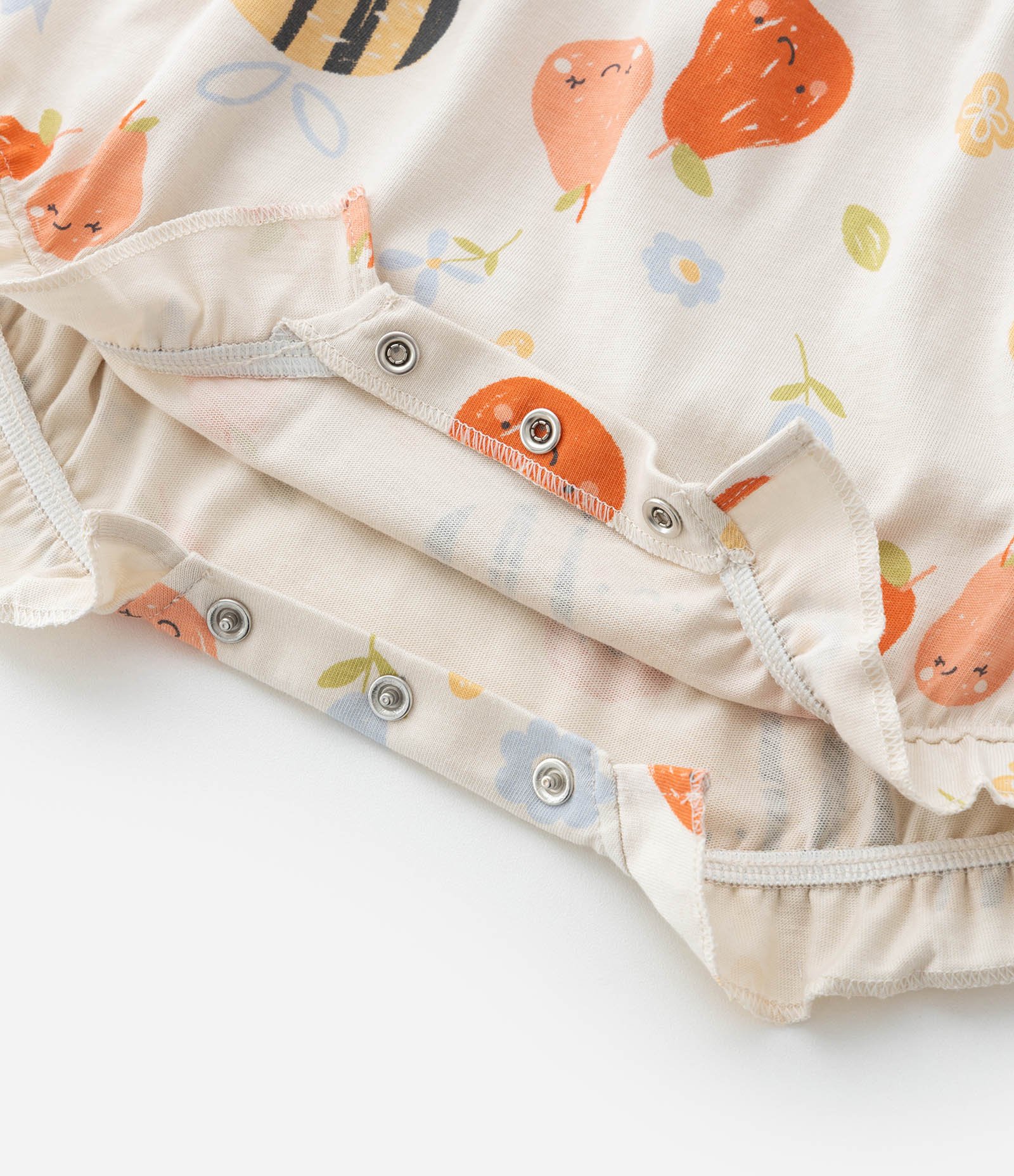 Macaquinho Infantil com Babadinhos e Lacinhos - Tam 0 a 18 meses Bege 5