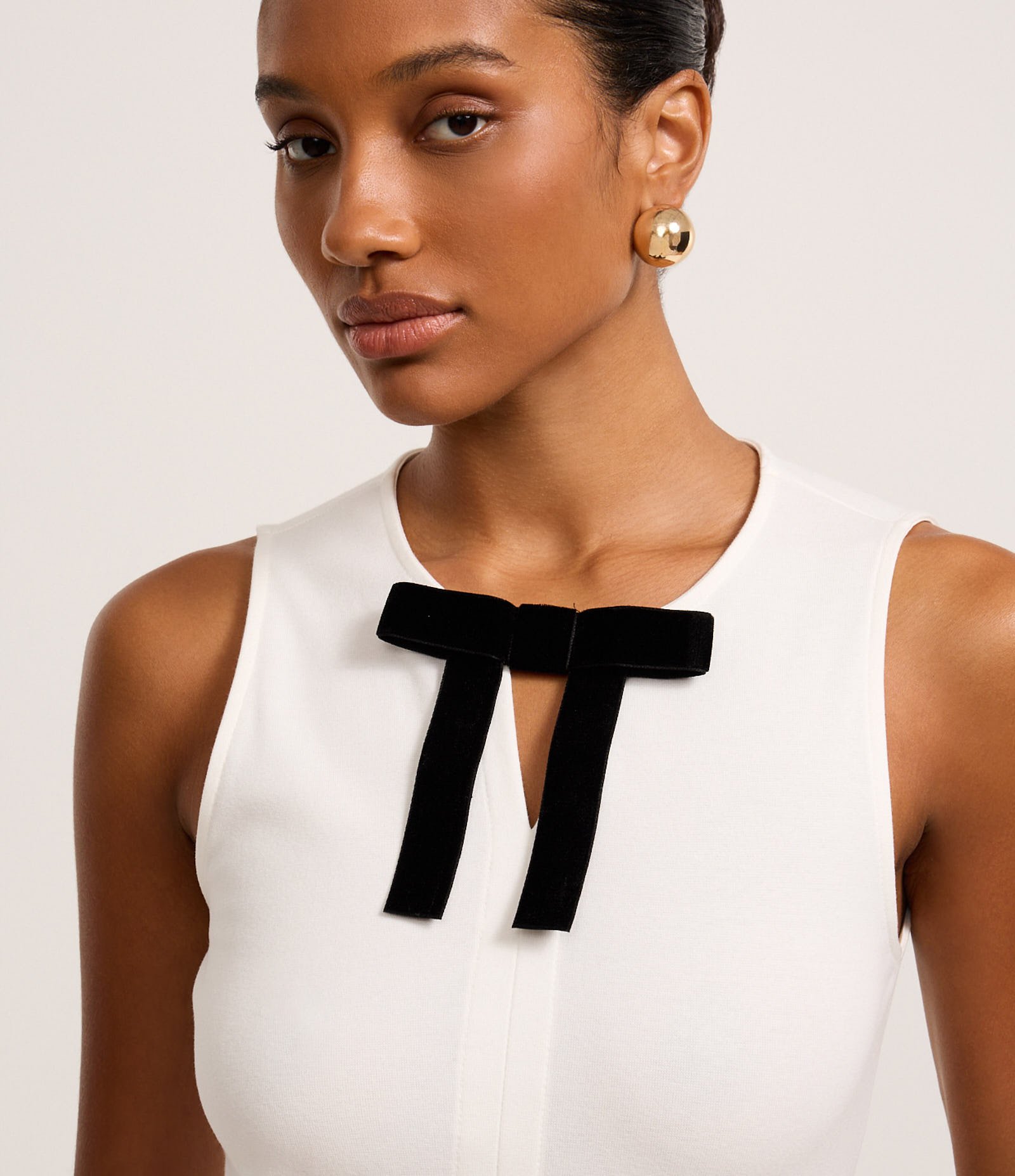 Blusa em Ribana com Laço e Recorte Frontal Branco 4