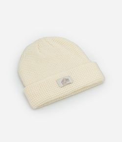 Gorro em Tricô Texturizado com Dobra e Etiqueta