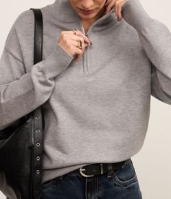 Suéter em Tricô com Zíper na Gola Alta e Brilhos Aplicados