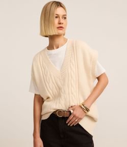 Colete em Tricô com Textura Diferenciada e Decote V