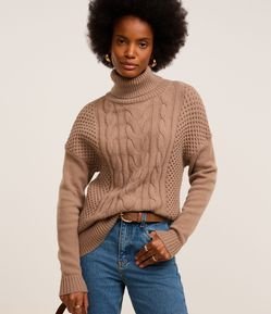 Suéter Amplo em Tricô com Gola Alta e Ponto Diferenciado