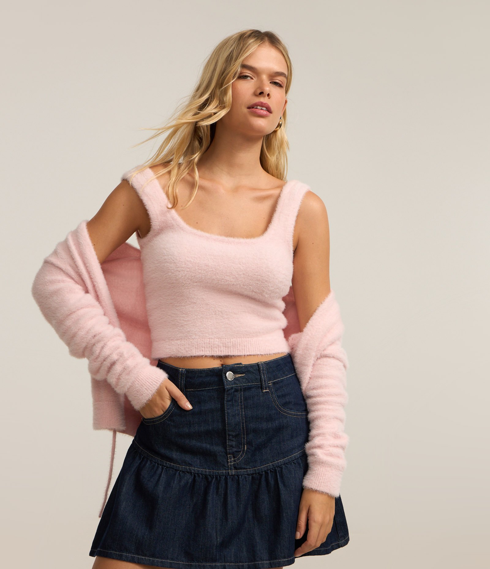 Regata Cropped em Tricô com Pelinhos Rosa 1