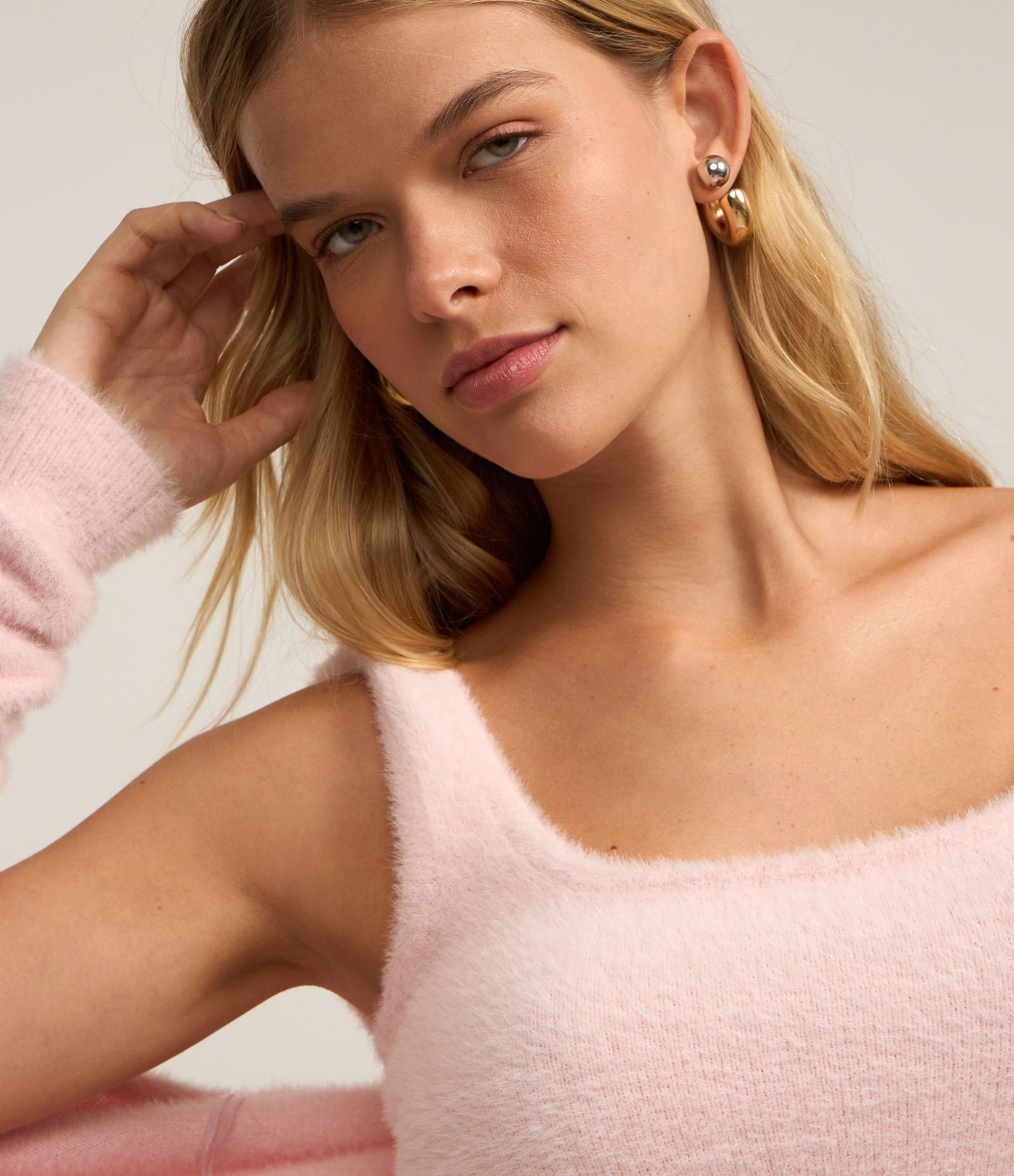 Regata Cropped em Tricô com Pelinhos Rosa 4