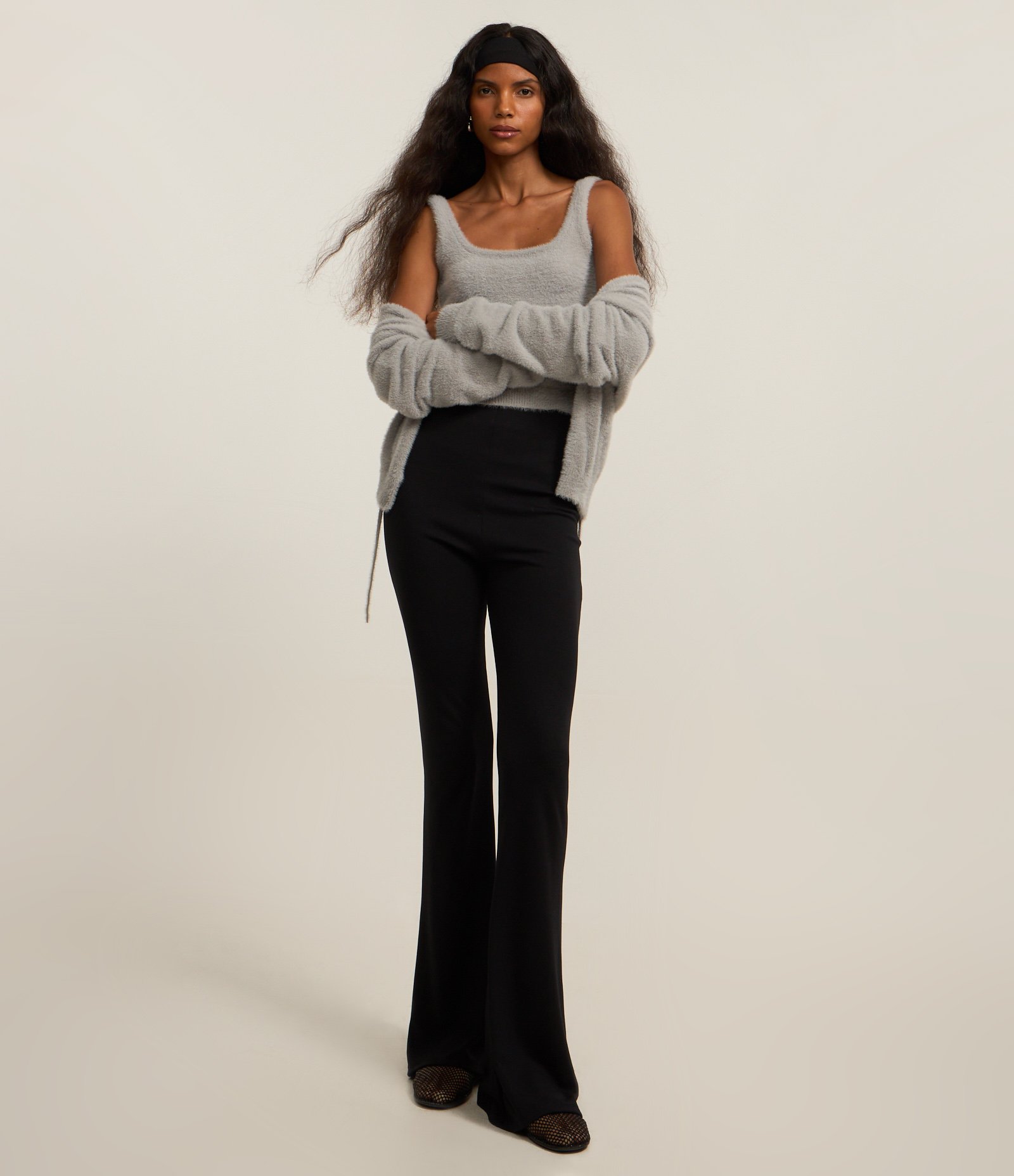 Regata Cropped em Tricô com Pelinhos Cinza 2