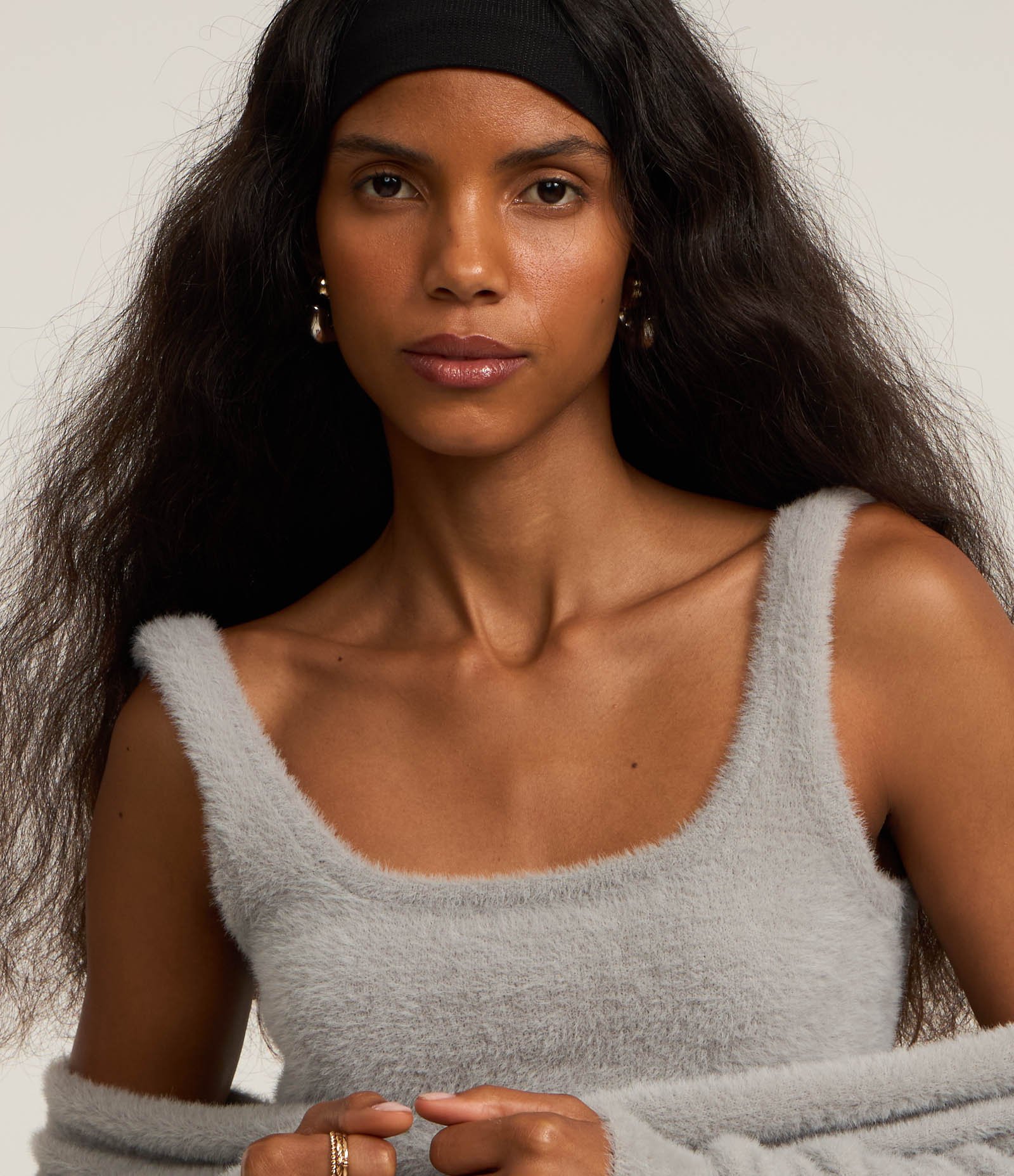 Regata Cropped em Tricô com Pelinhos Cinza 3