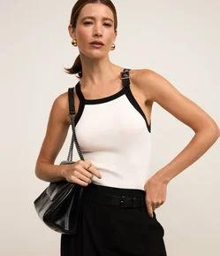 Blusa em Tricô com Fivela na Alça Fina Contrastante
