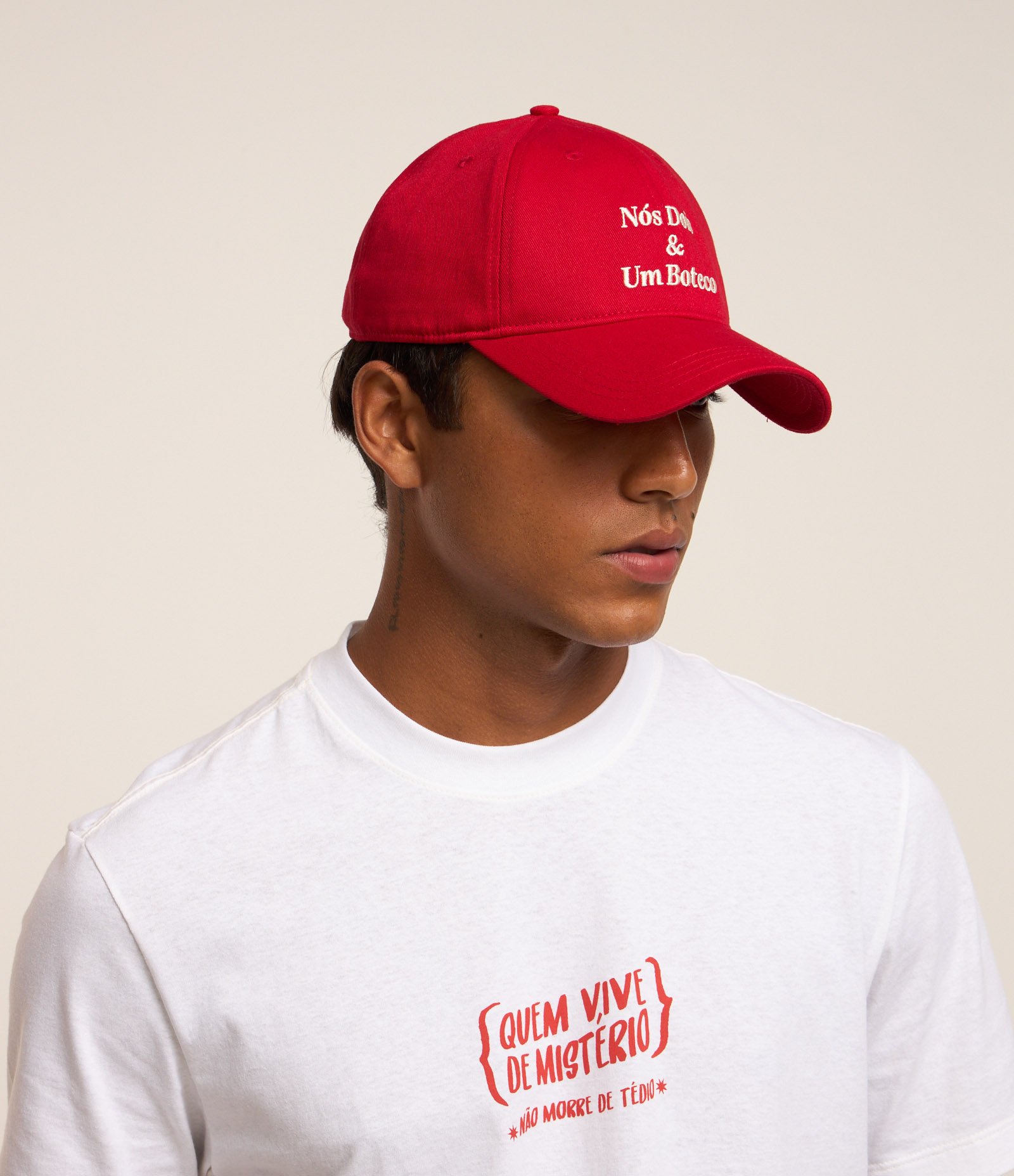 Boné em Sarja com Estampado Nós Dois e Um Boteco Vermelho 1