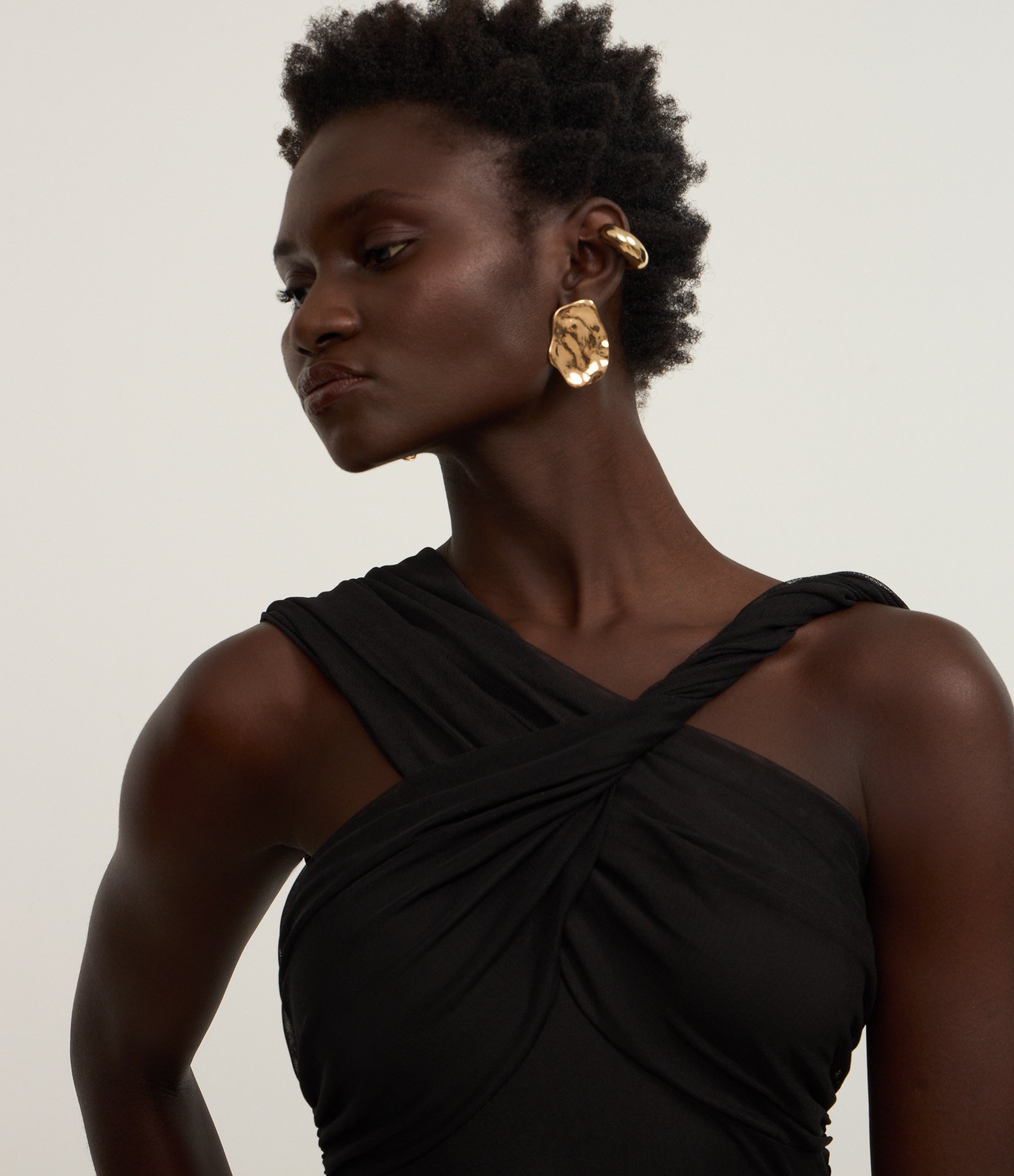 Vestido Curto em Tule com Decote Cruzado e Alça Pendurada Preto 4