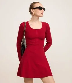 Vestido Curto em Tricô Canelado com Decote Quadrado