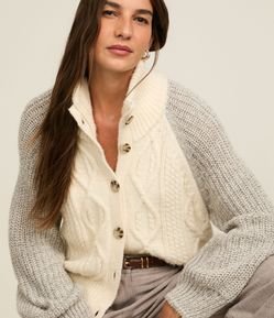 Cardigan em Tricô com Abotoamento Frontal e Mangas Contrastantes