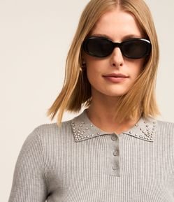 Blusa em Tricô com Pedrarias de Strass na Gola Polo