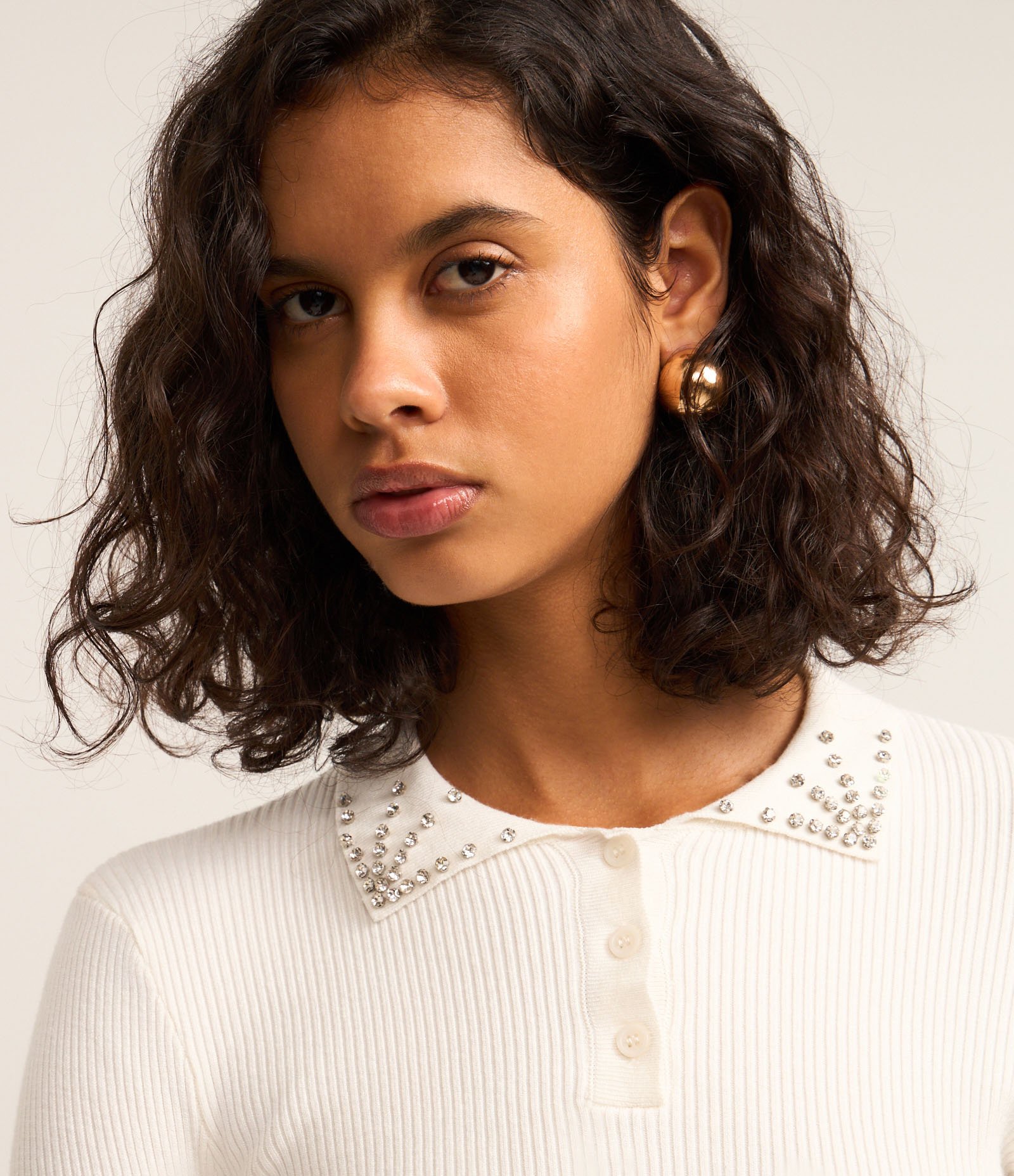 Blusa em Tricô com Pedrarias de Strass na Gola Polo Branco 5