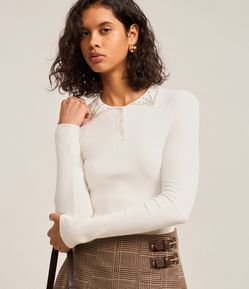 Blusa em Tricô com Pedrarias de Strass na Gola Polo