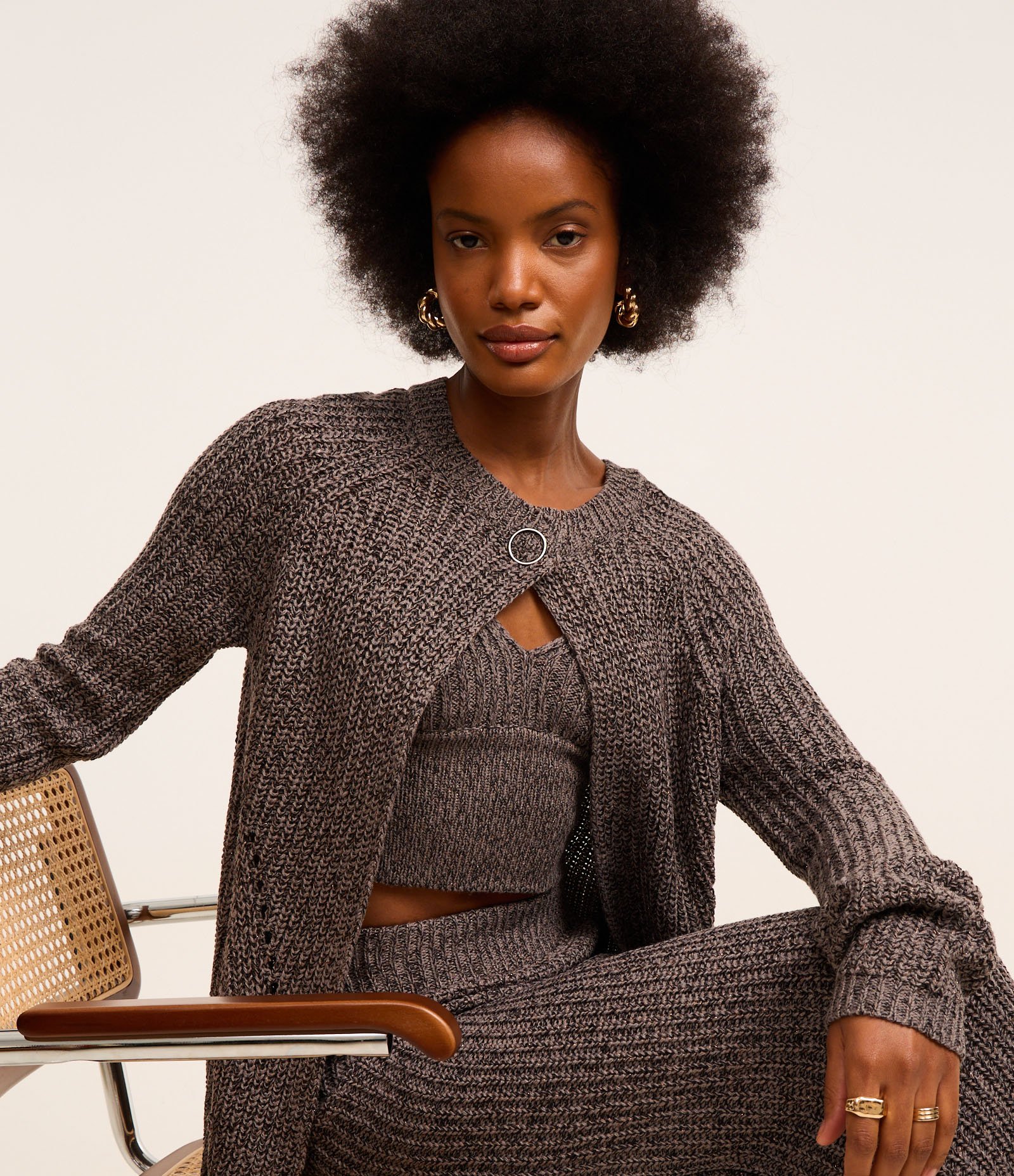 Cardigan em Tricô com Fio Metalizado e Botão no Decote Cinza 8