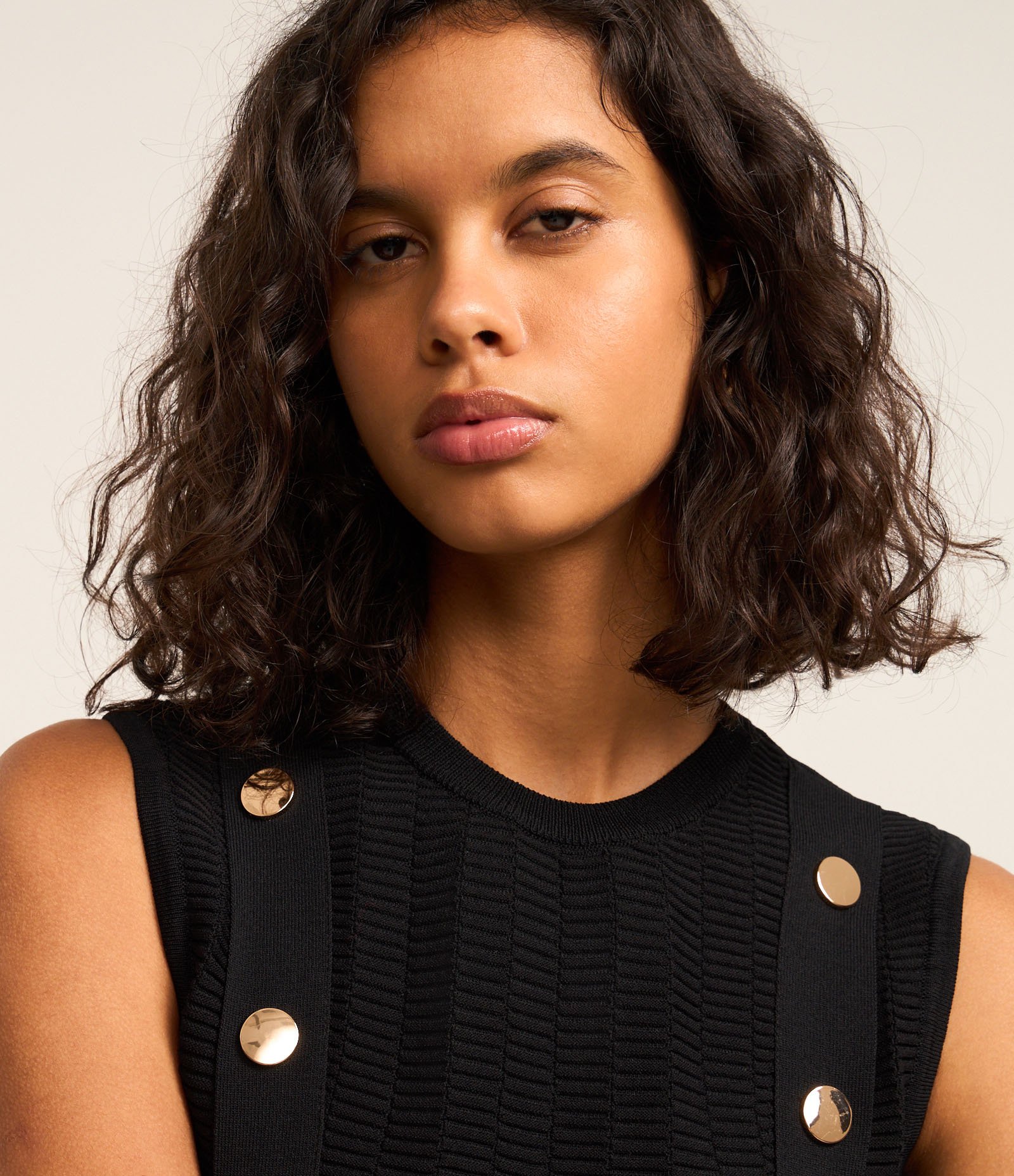 Blusa sem Manga em Tricô com Faixas Frontais e Botões Preto 3