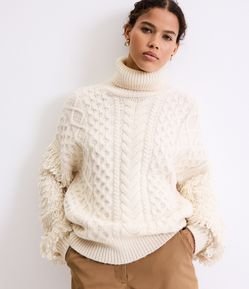 Suéter em Tricô com Mix de Pontos e Gola Alta
