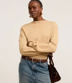 Blusa em Tricô com Cava Deslocada e Pregas na Barra