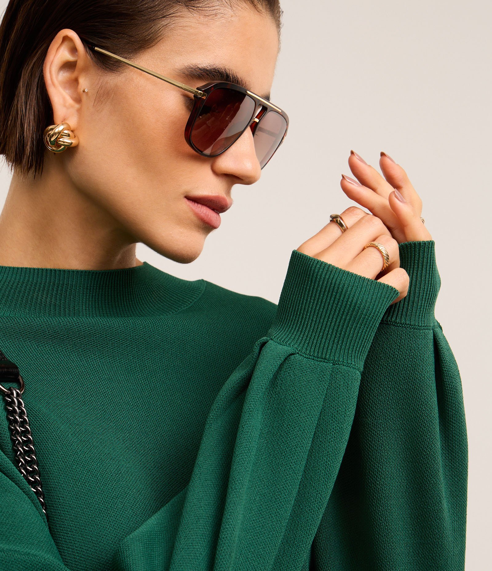 Blusa em Tricô com Cava Deslocada e Pregas na Barra Verde 1