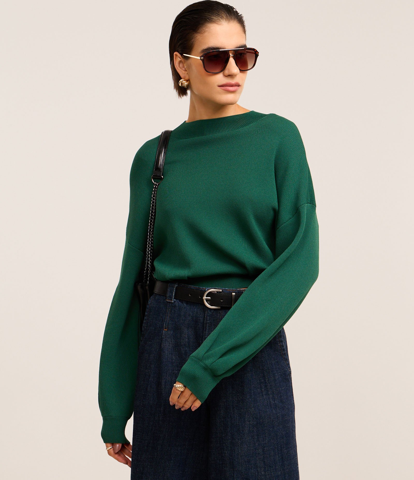 Blusa em Tricô com Cava Deslocada e Pregas na Barra Verde 2