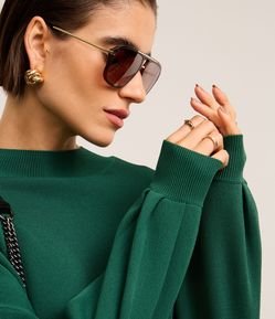 Blusa em Tricô com Cava Deslocada e Pregas na Barra