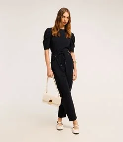 Calça Cenoura Cintura Alta em Crepe com Bolsos Cargos