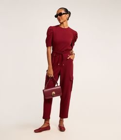 Calça Cenoura Cintura Alta em Crepe com Bolsos Cargos