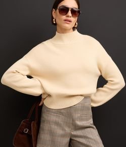 Blusa em Tricô com Gola Alta e Detalhe Canelado