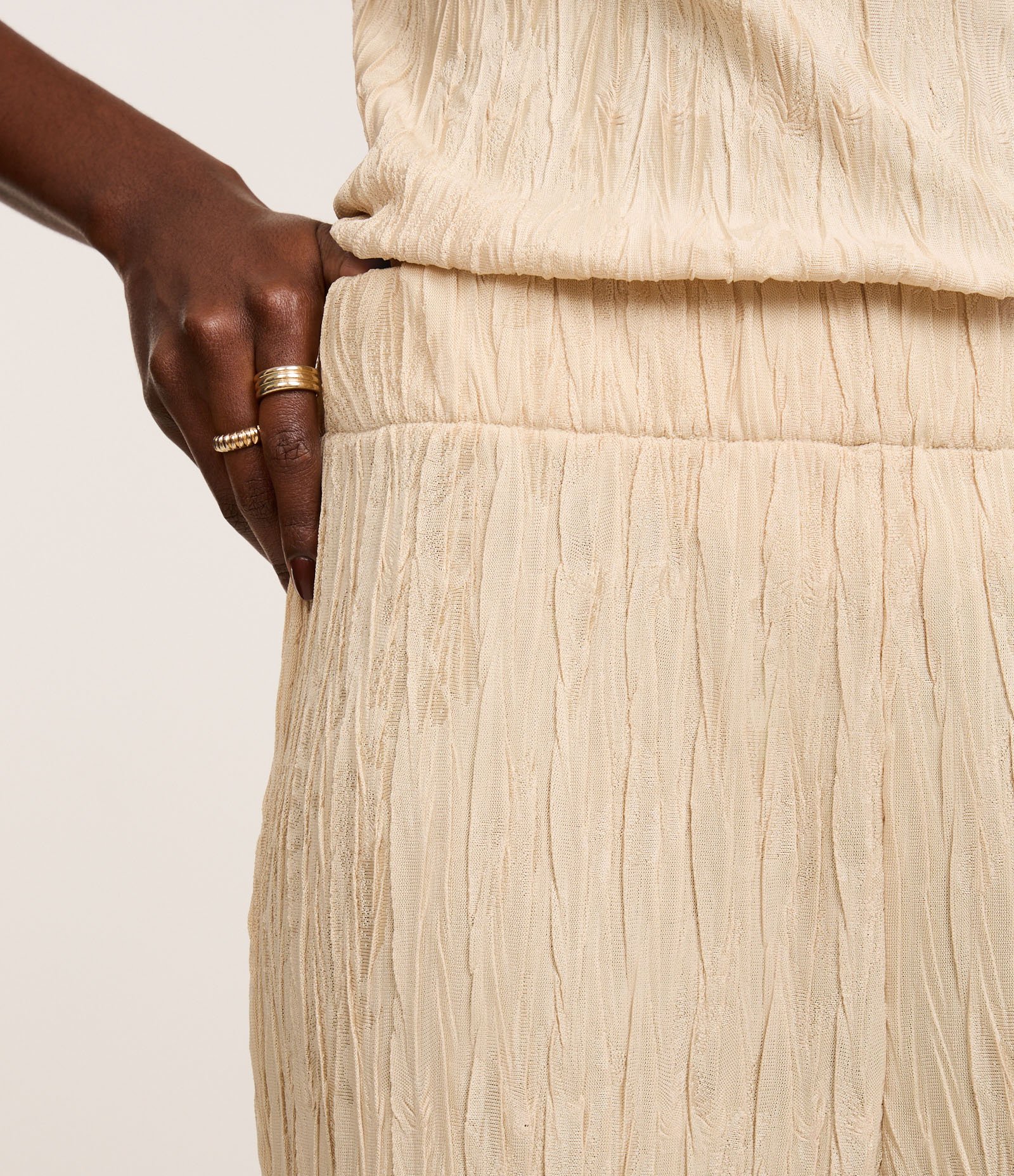 Calça Reta Cintura Alta com Textura Jacquard Bege 4