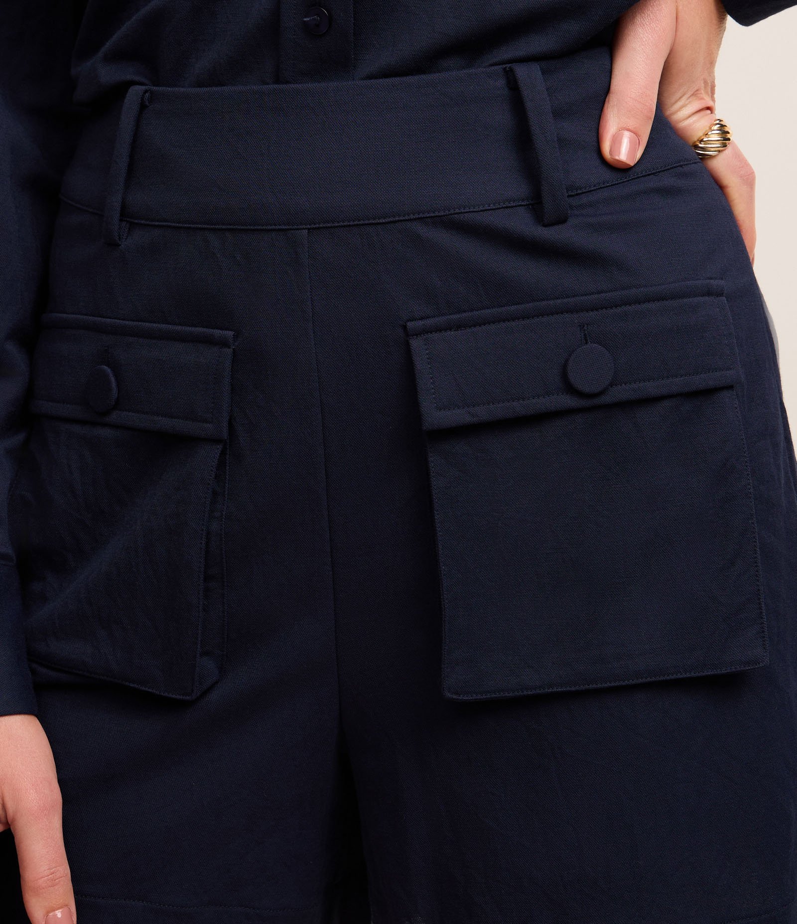 Short Reto Cintura Alta em Piquet com Bolsos Cargo Azul Marinho 4