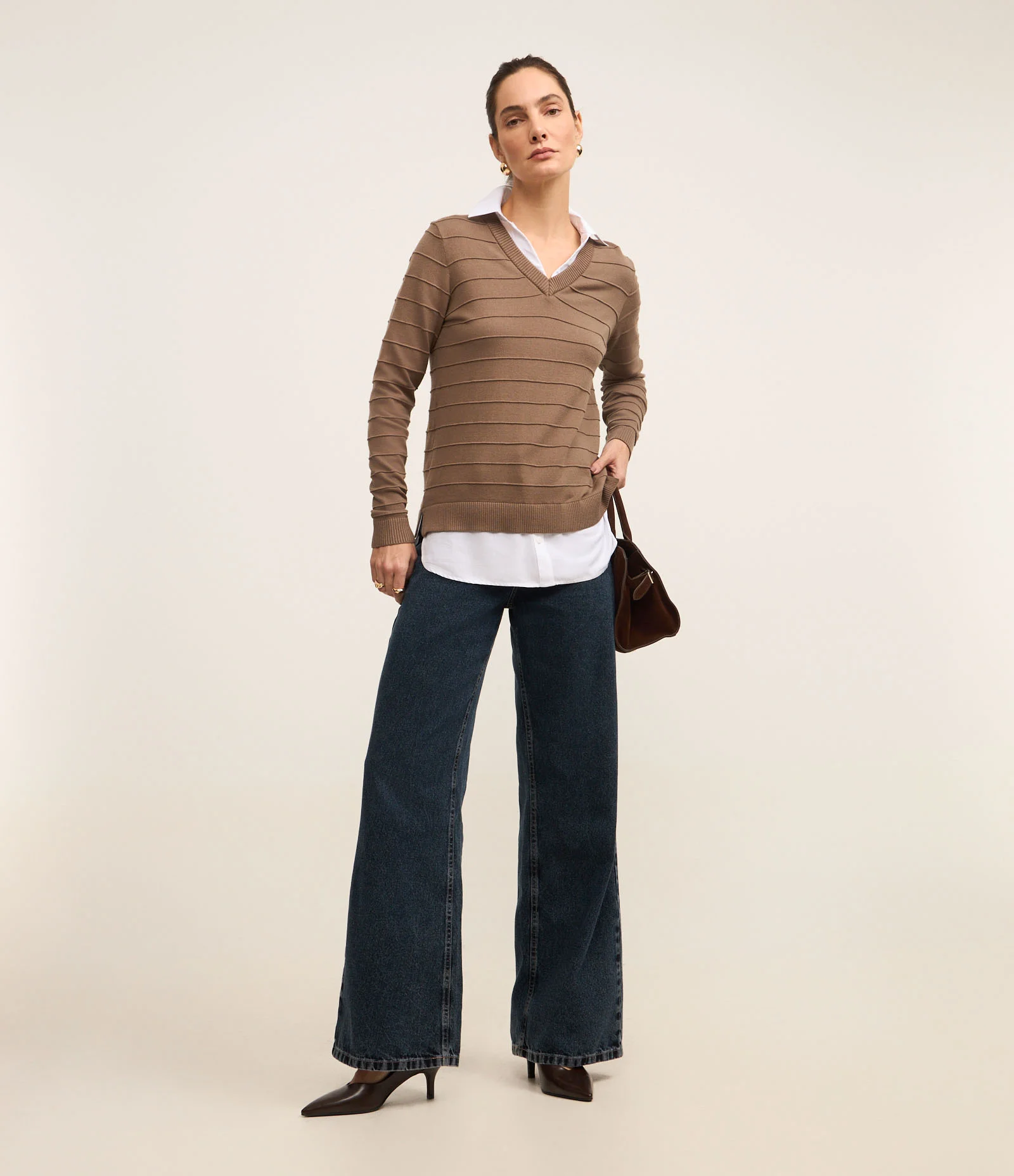 Blusa Texturizada em Tricô Leve com Barra e Gola de Camisa Bege 2